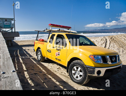 Un giallo brillante Los Angeles County Life Guard Fire Department carrello sulla spiaggia in una giornata di sole, CALIFORNIA, STATI UNITI D'AMERICA Foto Stock