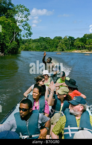 Il Suriname, Laduani, presso la banca di Boven Suriname fiume. I turisti rendendo gita sul fiume con scavato canoe. Foto Stock