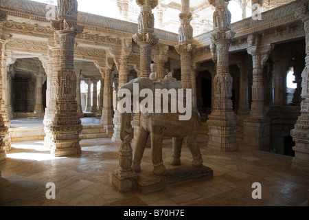 Una scultura di elefante nella sala principale del Tempio di Jain a Ranakpur, India Foto Stock