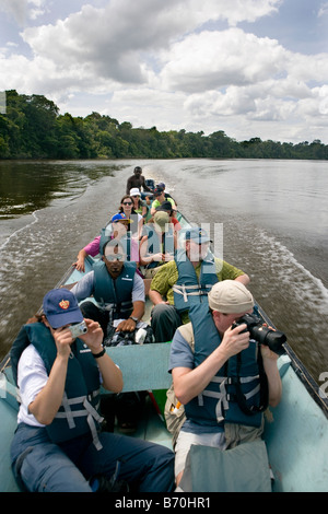 Il Suriname, Laduani, presso la banca di Boven Suriname fiume. I turisti rendendo gita sul fiume con scavato canoe. Foto Stock