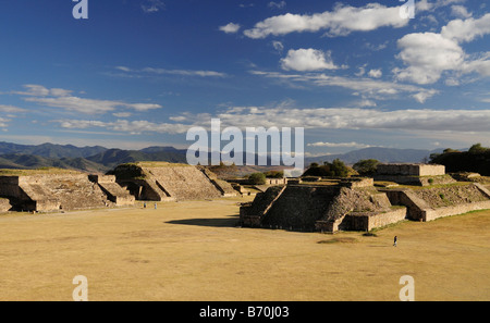 Monte Alban, vista di Gran Plaza o Plaza principale con il lato orientale Foto Stock