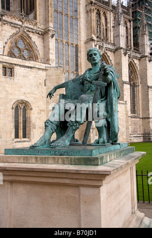 Statua di imperatore Costantino in Minster cantiere York Regno Unito Foto Stock