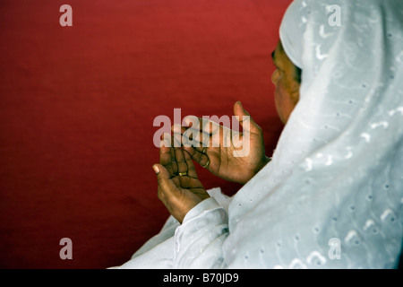 Il Suriname, Paramaribo, la preghiera del venerdì alla moschea principale in Keizerstraat nella storica citta' interna. Ritratto di donna. Foto Stock