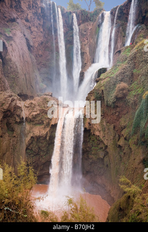 Cascate d'Ouzoud Tanaghmeilt Azilal Marocco Escursione Cascate Ouzoud su che scorre veloce El Abid fiume nella gola nel Medio Atlante Foto Stock