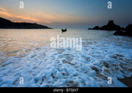 I pescatori all'alba Om Beach Gokarna Kerala India Foto Stock