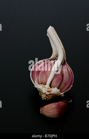 Metà bulbo aglio e chiodi di garofano allentati Foto Stock