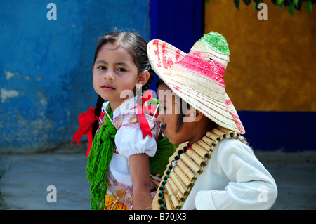 Figli messicani in costume nazionale sfilare sul anniversario della rivoluzione Foto Stock