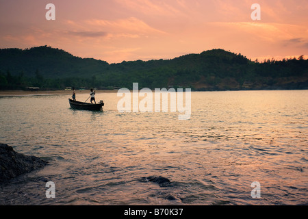 I pescatori all'alba Om Beach Gokarna Kerala India Foto Stock