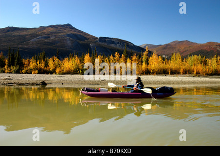 Kayaker sul fiume Alatna cancelli dell'Artico NP Alaska Foto Stock