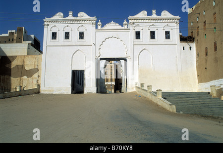 Il cancello principale del mattone di fango città murata di Shibam Wadi Hadramaut dall'esterno Repubblica dello Yemen in mattoni di fango grattacielo Foto Stock