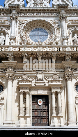 Altamente ornate facciata barocca della Chiesa di Santa Croce, costruita tra il 1353 e il 1695, che mostra un rosone. Lecce, Puglia, nella zona del tacco d'Italia Foto Stock