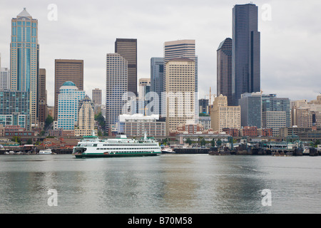 Lo skyline di Seattle su un tipico giorno nuvoloso da Elliot Bay Foto Stock