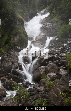 Cascata nelle Alpi Svizzere Foto Stock