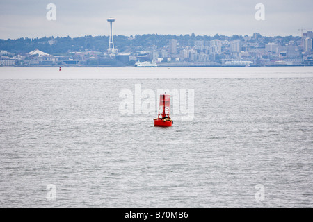 Leoni marini sulla boa rossa del canale a Elliot Bay al largo della costa di Seattle, Washington Foto Stock