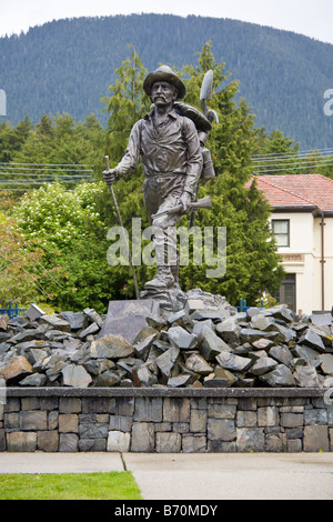 Il Prospector scultura al di fuori del Sitka pionieri Home è stata scolpita da Alonzo Victor Lewis Foto Stock