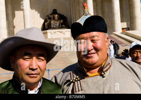 Mongolo uomini pongono di fronte al Chingis Khan statua, la casa del parlamento, Piazza Sukhbataar, Ulan batarr Foto Stock