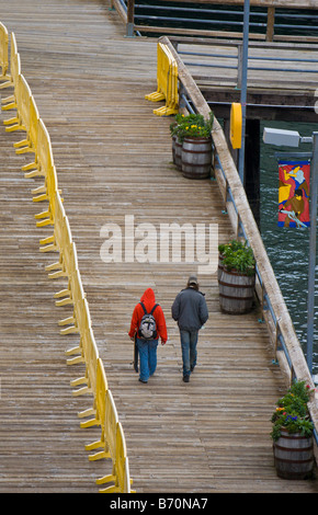 La nave di crociera i passeggeri a piedi dalla nave sulla passerella di legno a Juneau in Alaska, Porto Foto Stock