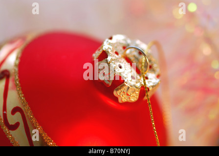 Primo piano della red albero di natale ornamento Palla di vetro Foto Stock