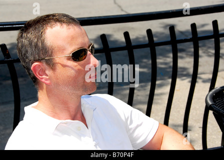 Ritratto di un uomo che indossa gli occhiali da sole in outdoor cafe Foto Stock
