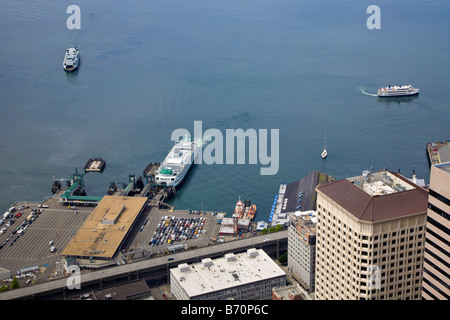 Vista aerea del ferry boat entrata nel terminale lungo il fronte mare di Seattle, Washington, Stati Uniti d'America presi da Smith Tower Foto Stock