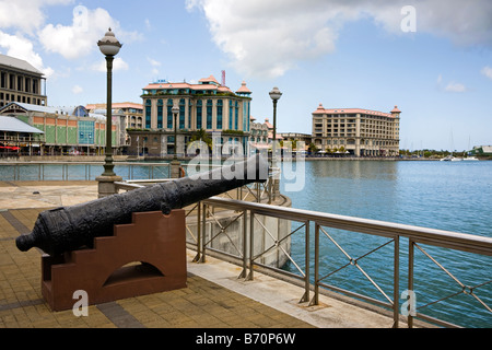 Caudon Waterfront presso il porto di Port Louis Mauritius con un cannone storico Foto Stock