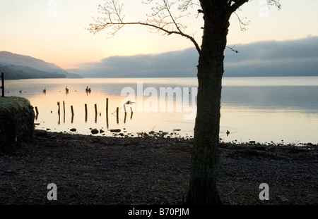 Loch Ness in Scozia al tramonto in inverno Foto Stock