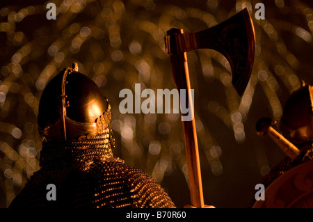 Viking alla processione aux flambeaux celebrato in Edinburgh come parte dell'Hogmanay di festa. Foto Stock
