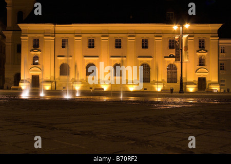 Chiesa cattolica romana, illuminata di notte, Piata Mare, Piazza Grande, Sibiu, Transilvania, Romania Foto Stock