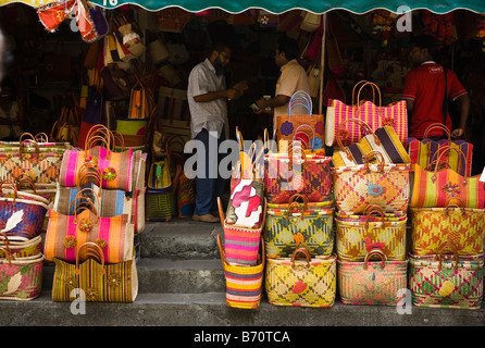 Bancarella vendendo borsette in vimini nel mercato di strada a Port Louis Mauritius Foto Stock