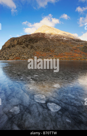 Llyn Ogwen ghiacciato con penna Yr Ol Wen in background. Foto Stock