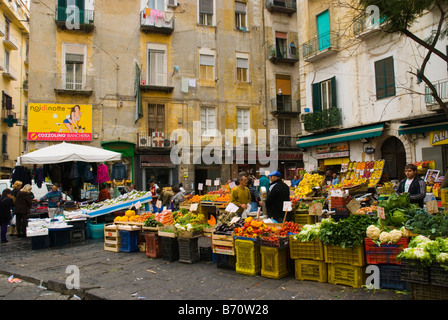 Shopping in Piazza Pignasecca piazza nel centro di Napoli Italia Europa Foto Stock