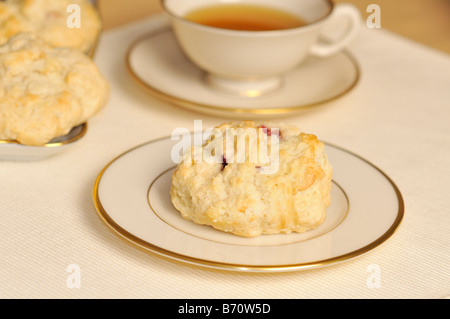 Tazza di tè e cranberry scones con belle Lenox cina Foto Stock
