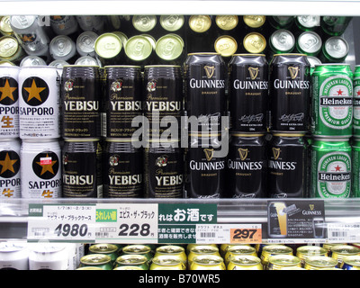 Le lattine di Guinness alla spina per la vendita in un supermercato di Tokyo nel quartiere Tama-Plaza di Tokyo, Giappone. Foto Stock