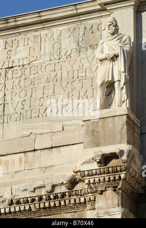 Roma Italia Arco di Costantino dettaglio una delle otto statue marmoree dei prigionieri dacici Foto Stock