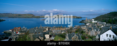 Oban Bay battello a vapore SS Waverley lasciando Oban presi da McCaigs Torre che sovrasta la città, Argyll, Scotland, Regno Unito Foto Stock