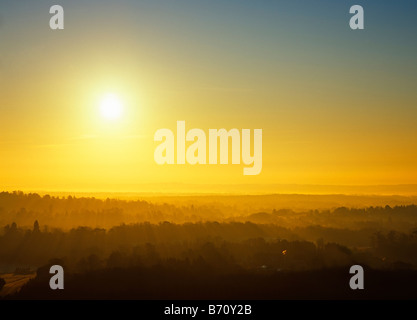 Vista su Oxted dal North Downs, Kent, Inghilterra, Regno Unito. Alba Foto Stock