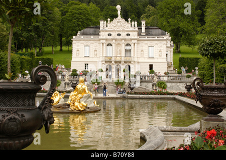 Schloss Linderhof con fontana e vasca ornamentale Germania Baviera il castello di Linderhof Foto Stock