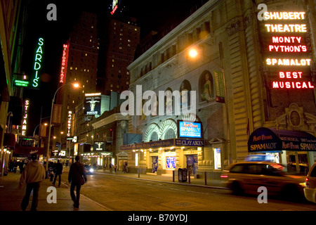 I teatri di Broadway su West 44th Street in Midtown Manhattan New York City New York STATI UNITI D'AMERICA Foto Stock