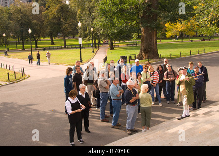 Costume Freedom Trail Guide interpreti i visitatori su escursioni attraverso il Boston Common Foto Stock