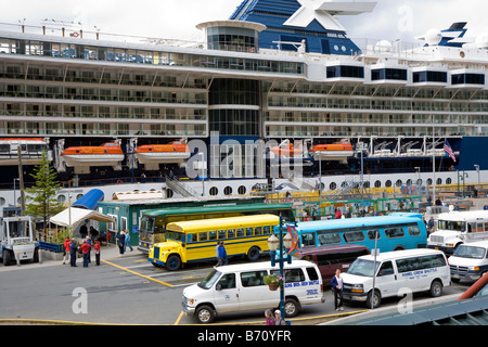 Tour bus e furgoni navetta linea fino a portare la nave di crociera passeggeri per escursioni di Juneau, in Alaska Foto Stock