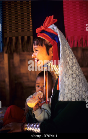 Giraffa, lungo collo o collo a giraffa Paduang birmano o Karen donna e bambino, che vivono nel campo di rifugiati di Mae Hong Son, Thailandia Foto Stock