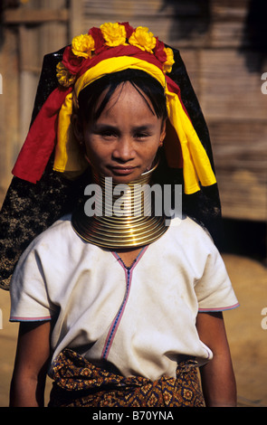 Giraffa, lungo collo o collo a giraffa Padaung birmano o Karen donna, che vivono nel campo di rifugiati di Mae Hong Son, Thailandia Foto Stock