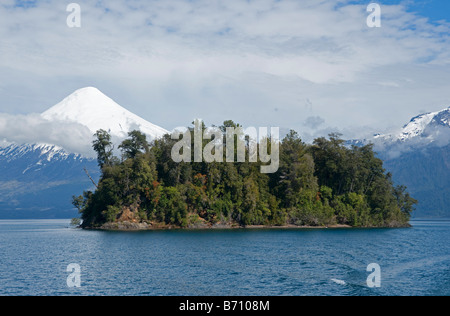 Vulcano Osorno visto dal Lago Petrohue Foto Stock