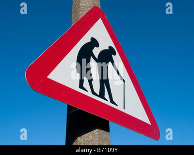 Una strada britannico segno avverte del vecchio popolo davanti Foto Stock