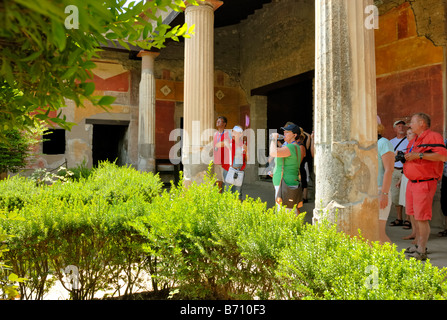 Una guida e un gruppo di turisti a casa di Venere nel guscio, Pompei, Campania, Italia, Europa. Foto Stock