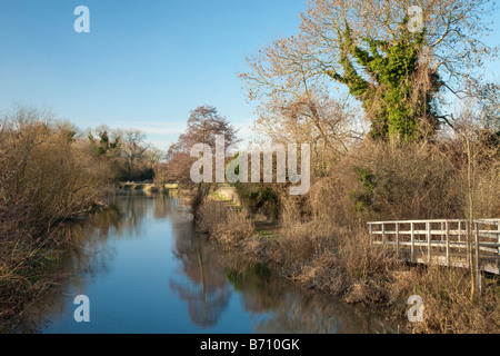 Vista dalla passerella sul fiume Kennet e Kennet and Avon Canal guardando verso il blocco Burghfield Burghfield Reading Berks Foto Stock