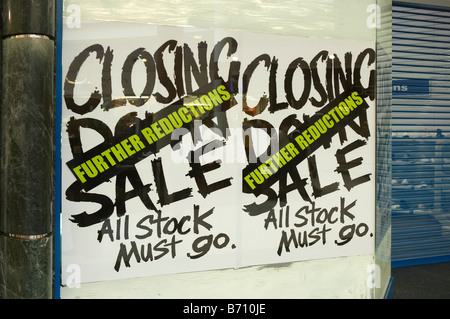 Vetrina vendita SEGNO DI VENDITA RIDUZIONE DI PREZZO SALVARE IL RISPARMIO DI DENARO NATALE GENNAIO Foto Stock