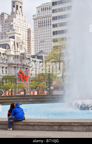 Philadelphia fontana di amore con il vecchio municipio in background