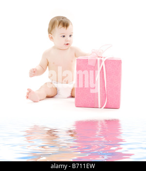 Immagine del bambino nel pannolino con grande confezione regalo Foto Stock