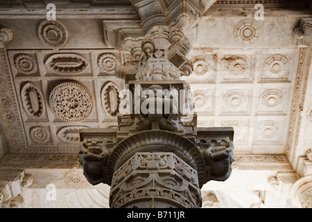 Sculture interne su un pilastro nel Tempio di Jain a Ranakpur, India Foto Stock